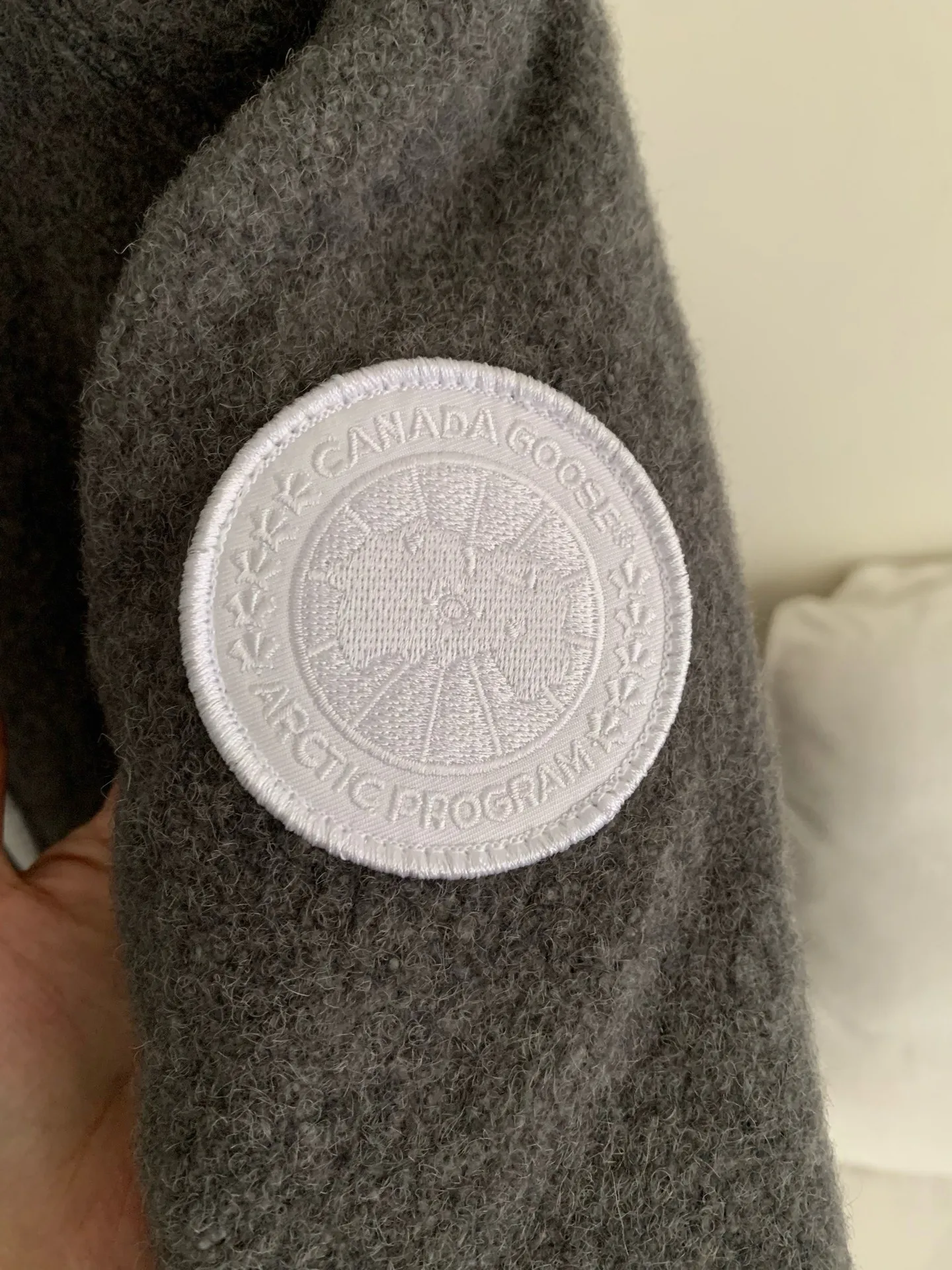 P580 top version Canada Goose solid color hooded cashmere jacket, exclusively customized wool fabric, containing 60% wool content! Super lightweight, soft and warm! The high-tech breathable space cotton liner makes the entire garment very stiff and soft, comfortable and lightweight at the same time. Breathable, soft, non-stuffy, lightweight, stylish, and non-deformable. The iconic double-striped reflective strips are designed behind the collar and hood. No detail is missed. The front placket allows you to easily cope with seasonal changes and calmly resist bad weather. High-density goose emblem. All threaded accessories are customized. Loose fit and adjustable drawstring. Not bloated at all. Quite fashionable. It can be said to be a very unique design. This year's must-have style is the same for men and women. Style No.: A107# Color: Black Gray Size: S-XL